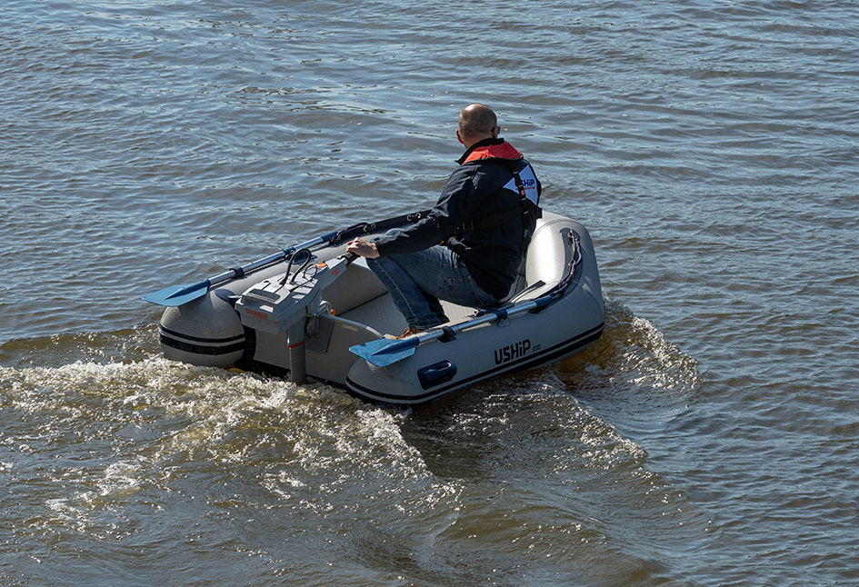 Le nouveau Torqeedo Travel 1103CS en action sur l'annexe Uship 230